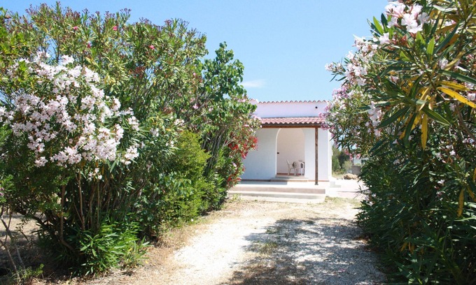 Orosei Villa | Villa con gran jardín bordeando el parque Bidderosa