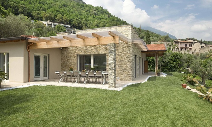 Toscolano Maderno Villa | Villa con parque, piscina privada y hermosa vista al lago.