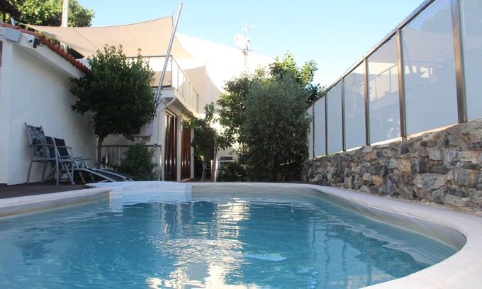 Braganca Casa | Villa con piscina, 3 dormitorios, 2 baños, cocina, terraza y jardín.