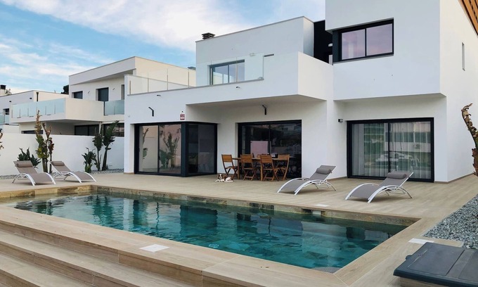 Santa Margarida Casa | Villa con piscina y vistas canal AV-44