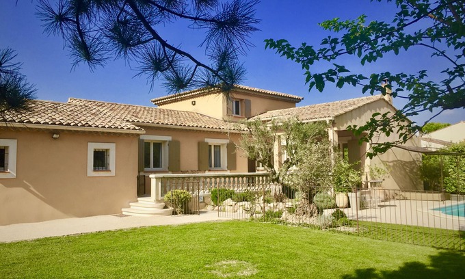 Noves Villa | villa con piscina entre avignon y st rémy de provence jardin con arboles