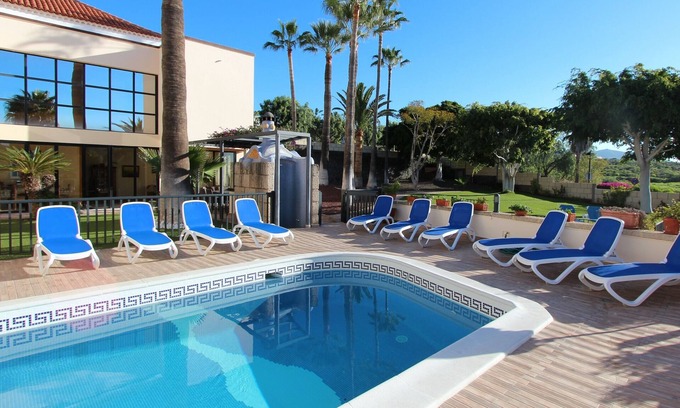 Chayofa Villa | Villa con piscina para vacaciones grupales exclusivas bajo palmeras