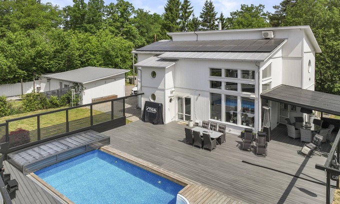 Farsta Villa | Villa exclusiva con piscina cerca de la ciudad y la naturaleza