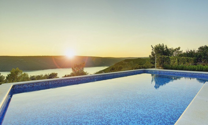 Rasa Casa | Villa con piscina, a solo 1 km de la playa; vista fantástica