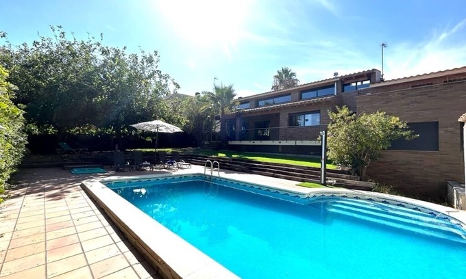El Roc de Sant Gaieta Chalet De Esquí | Chalet con piscina, parking y wifi junto Roc de Sant Gaieta con vistas al mar.