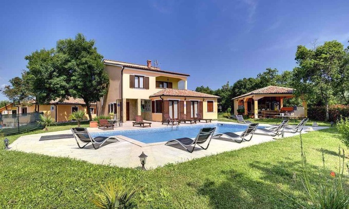 Valtura Villa | Casa vacacional con piscina, sauna y fitness