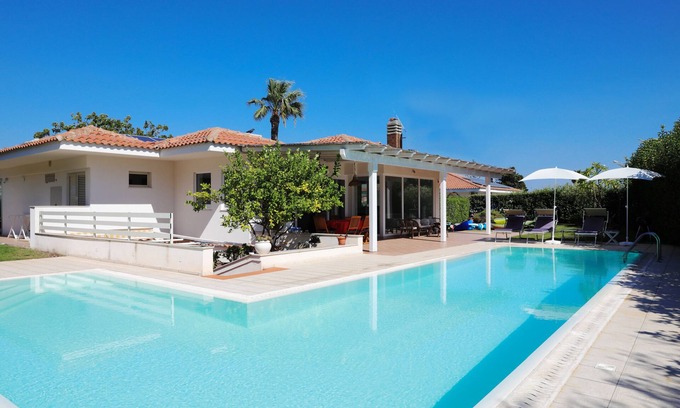 Marina di Ragusa Villa | ¡Villa con piscina privada está a 300 m del mar!