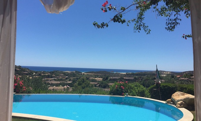 Chia Villa | Villa con piscina privada y vistas divinas al mar a solo un paseo de la playa de arena