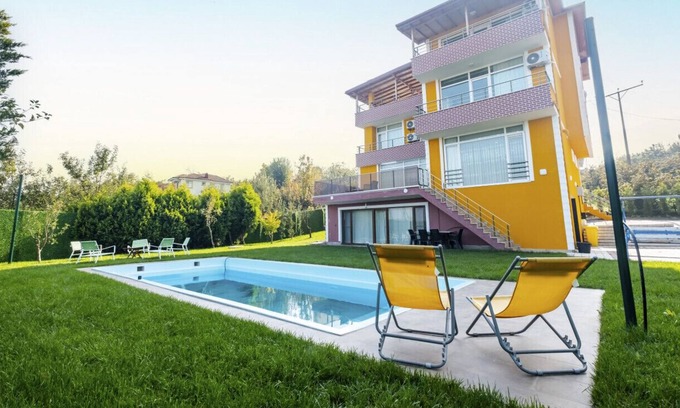 Sirinsulhiye Otro | Villa with Private Pool and Garden in Kartepe