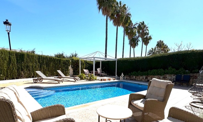 Castillo de Sabinillas Casa | villa con piscina privada en la duquesa