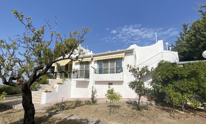 Monte Sant'Angelo Villa | Villa con jardín con vistas al mar y olivos.