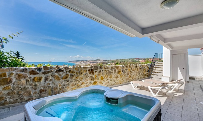 Bahia de Casares Villa | Villa moderna con espectaculares vistas al mar y vistas a la playa, ducha al aire libre y jacuzzi