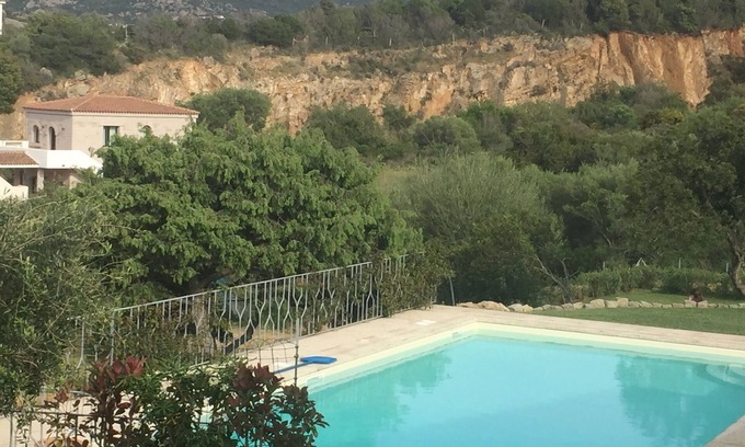 Baja Sardinia Villa | Villa con piscina con vistas al mar.