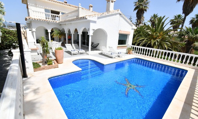 Mijas Villa | Villa 'Con Apartamento Separado' cerca de la Playa con Piscina, Terraza y Wi-Fi