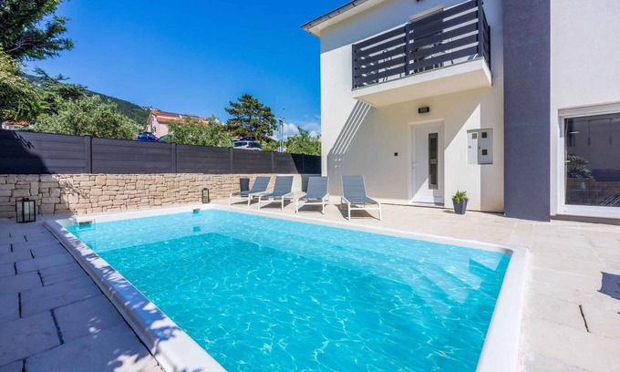 Baska Villa | Casa vacacional con piscina y amplio jardín