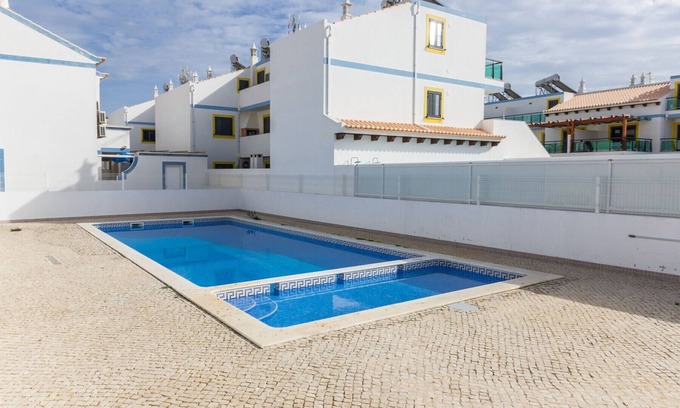 Manta Rota Chalet De Esquí | Vivienda con WIFI, piscina comunitaria a 200m de la playa by AlgarveManta (1V4)