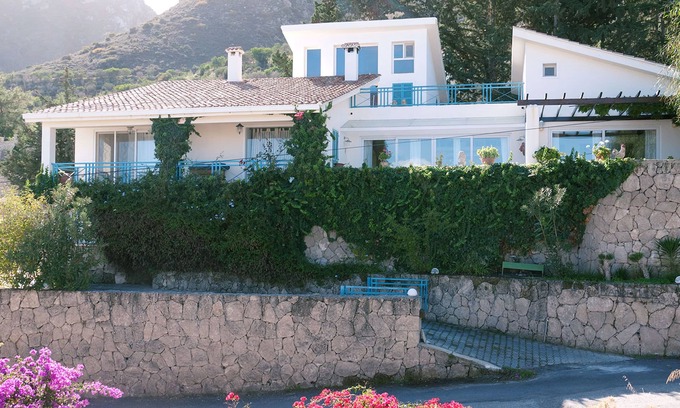 Karaman Villa | Villa con maravilloso jardín y piscina privada en Karmi