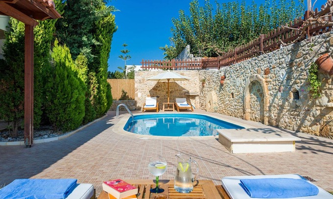 Asteri Villa | Un Hospitalario, Tradicional Villa de 4 dormitorios con piscina privada en un pueblo tranquilo