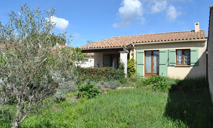 Entraigues-sur-la-Sorgue Casa | Village house with small garden