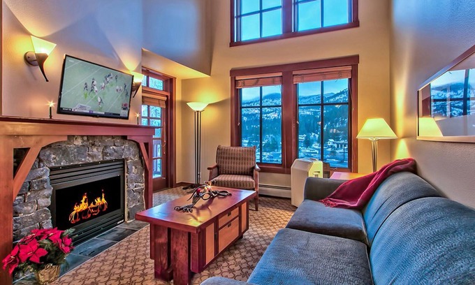 Olympic Valley Condominio | Village at Squaw Valley - 1 BR, Ski-in Ski-Out, último piso, vista a la montaña