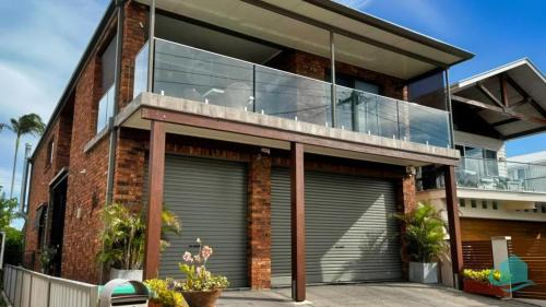 Marks Point Casa | Village Bay Lake house family Lake House with Spa