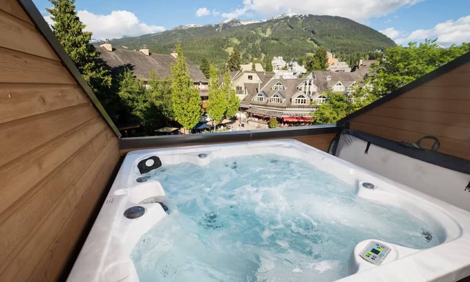 Whistler Village Cabina | Village Centre Loft- Private Hot Tub/Ski Mtn VIEW!