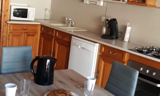 Poule-les-Echarmeaux Casa | Village house in the heart of the Beaujolais Vert, close to hiking trails