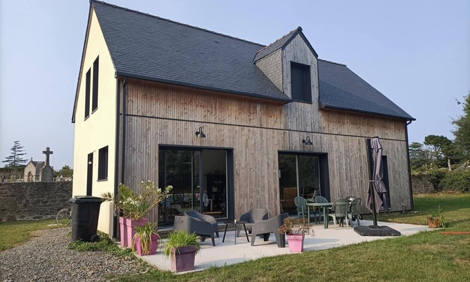 Saint-Briac-sur-Mer Casa | Village house 5 mn walk from shops and 10 mn from beaches.