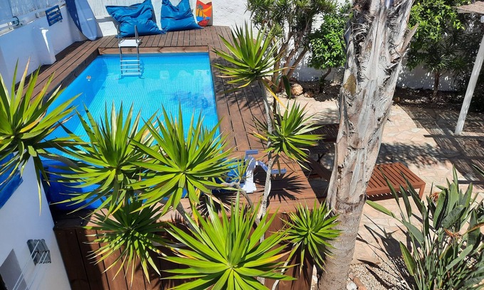 Ferragudo Casa | Tranquila casa de pueblo en el corazón de Ferragudo, hermoso patio grande, salón en la azotea.