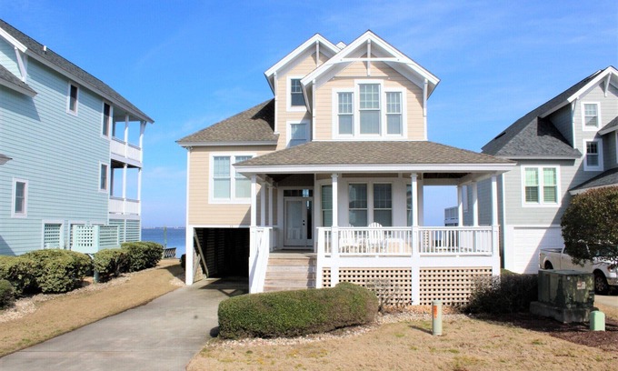 Manteo Casa | Village Landings 66, hermosa casa de 4 dormitorios con frente de sonido en Pirate's Cove