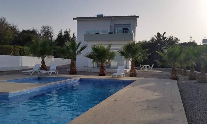 Esentepe Villa | Localización pueblo con impresionantes vistas al mar / piscina, a 3 minutos a pie de restaurantes