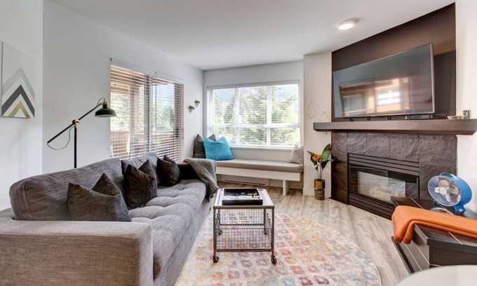 Village North Condominio | VillageMinimalistVibe - Views Free Parking Hot Tub