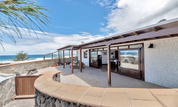 Urbanizacion Famara Casa | 'Villalmar' con vistas al mar, piscina privada y Wi-Fi