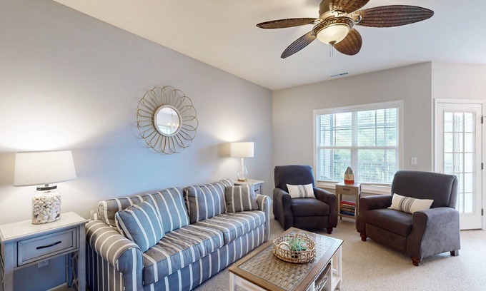 Rehoboth Beach Condominio | Villas at Bay Crossing pet friendly condo w/shared pool, balcony