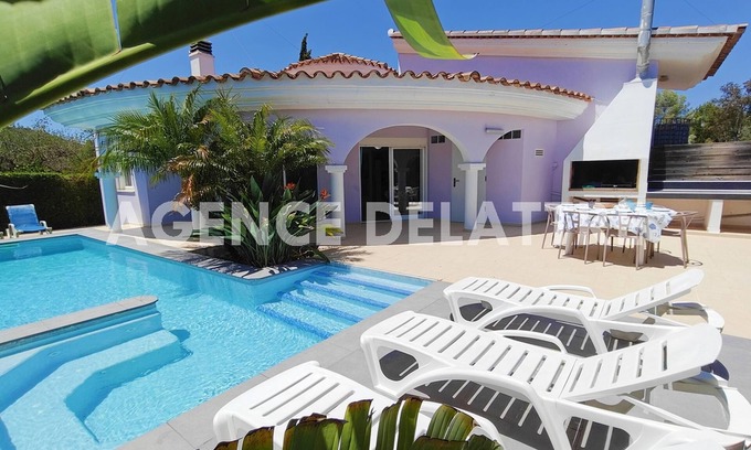 Peniscola Chalet De Esquí | Villas con piscina y Jacuzzi privado, 2 dormitorios, barbacoa, Wifi