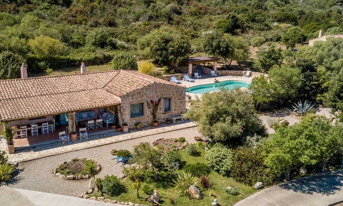 Olbia Villa | Ville delle Fonti a San Pantaleo a 2 km del mar, piscina privada, gran jardín