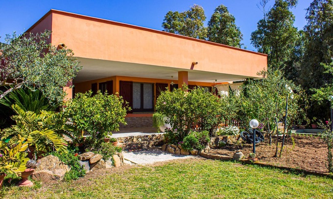 Chia Casa | Villetta I Pini Azzurri, con gran jardín y pista de tenis privada