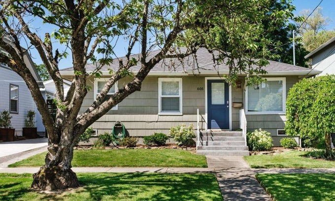 Newberg Casa | Vine and View Cottage