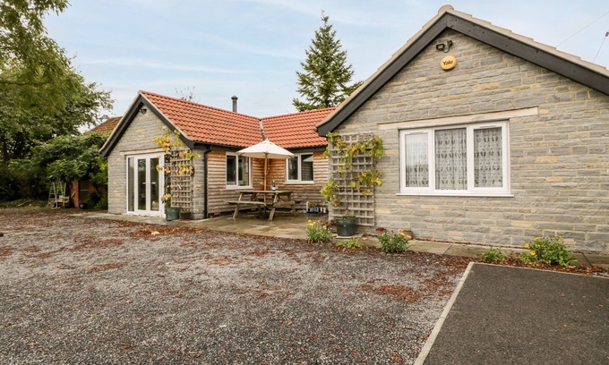 Martock Cabaña | VINE LODGE, romantic, character holiday cottage in Martock