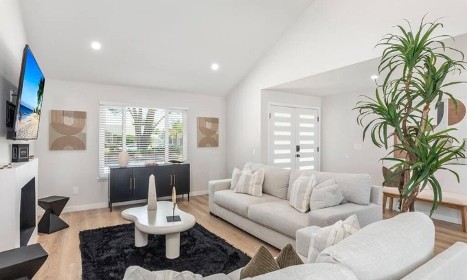 Temecula Casa | Vineyard Chic Oasis: Modern Elegance near Temecula Wineries