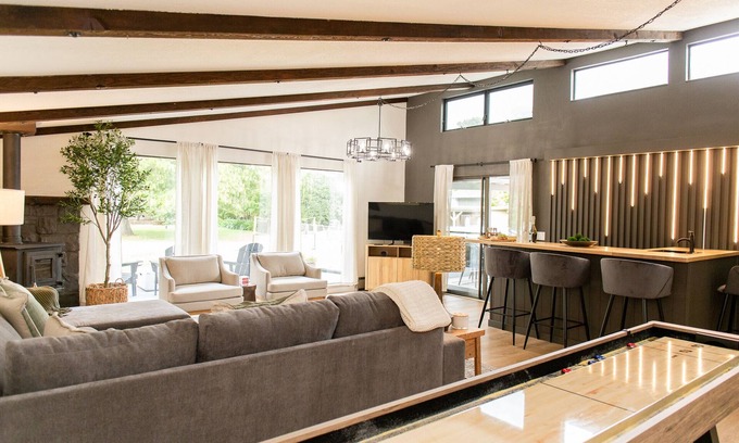 Healdsburg Casa | Vineyards Edge - Pool, Hot Tub, Bikes, Pets Welcome, Fire Pit- 1mi to Downtown