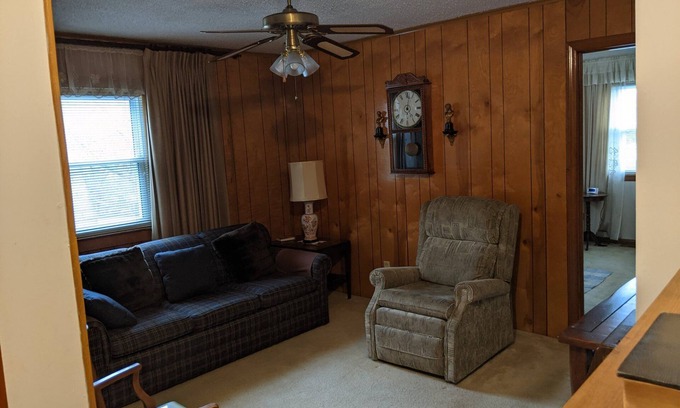 Burlington Casa | Vintage 2 bedroom w/large yard space