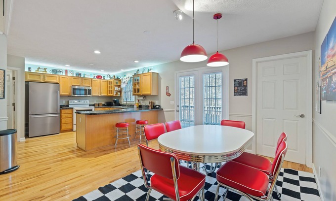 Bon Aqua Cabina | Vintage 50's & 60's theme Country Home on Wooded Acres near Franklin, Tennessee