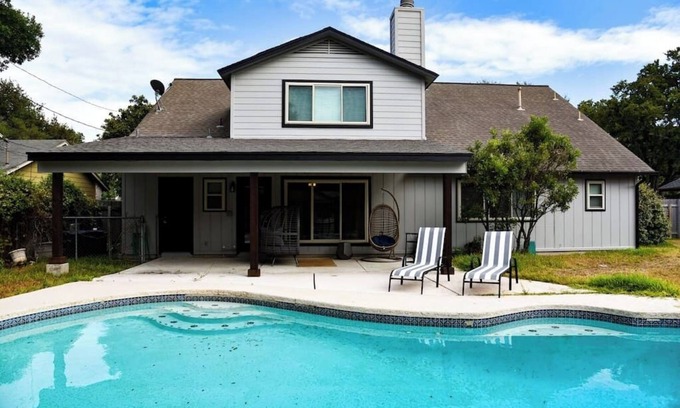 Round Rock Casa | That 70s House -Fun 6 Bedroom W/Pool & Game Room