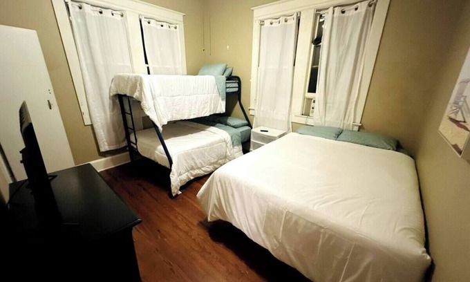 University Heights Apartamento | Vintage & Affordable Unit 6 of 6