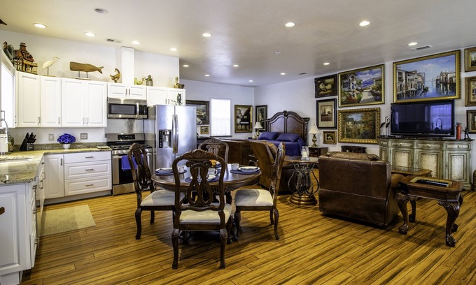 Dallas Apartamento | Vintage / antique 1200 sq. ft. interior studio & parking