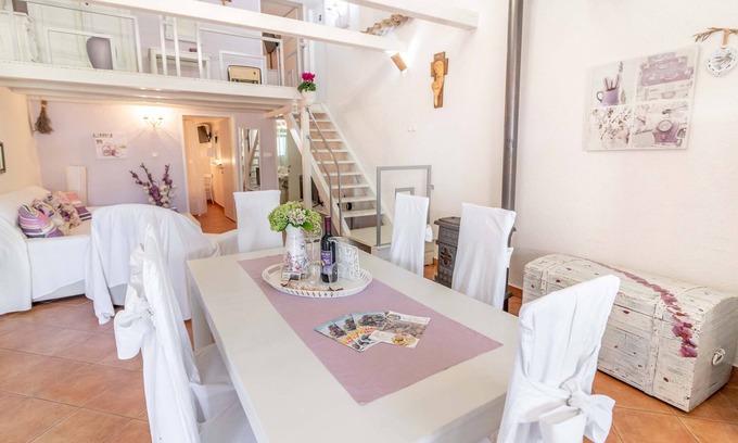 Banjol Apartamento | Vintage apartment 1 with balcoony and garden near the sea