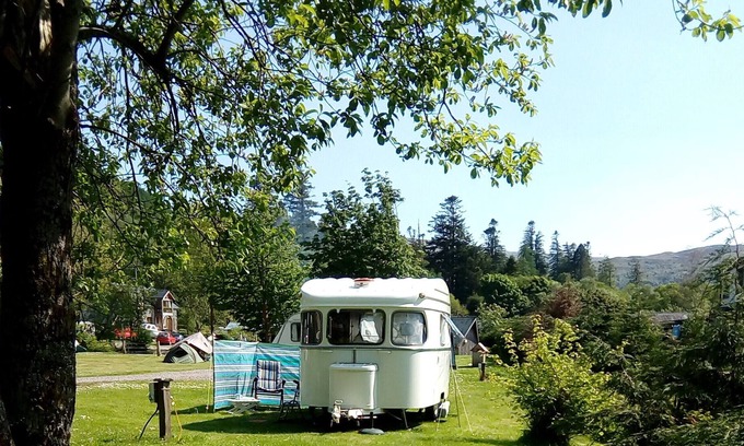 Strontian Casa | Vintage Caravan: en un tranquilo campamento de pueblo costero, listo para su llegada