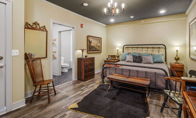 Parkville Apartamento | ✰Vintage Charm✰ King Bed & Great Bath✰Main Street