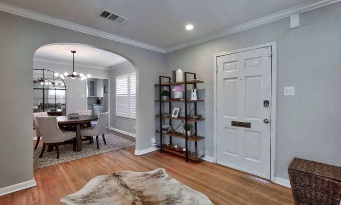 Terrell Heights Casa | Vintage Charm Retreat in Alamo Heights